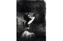 Danseuse ajustant sa bretelle