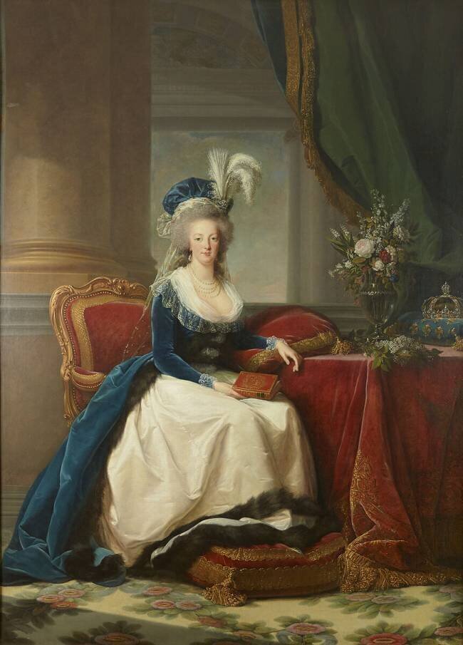 Reine Marie-Antoinette assise, en manteau bleu et robe blanche, tenant un livre à la main Elisabeth Vigée Le Brun