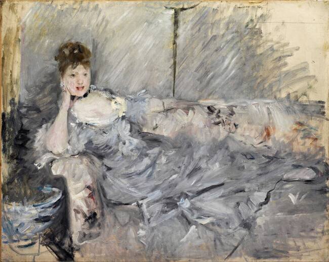 Jeune femme en gris étendue Berthe Morisot