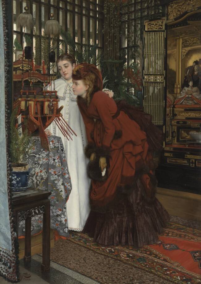 Jeunes femmes regardant des objets japonais  James Tissot