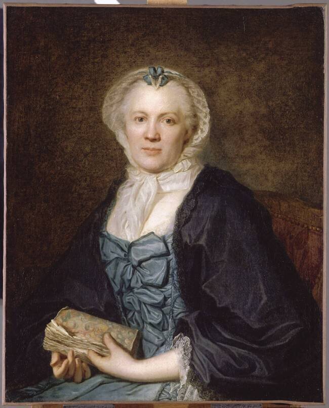 Portrait de femme tenant une brochure Guillaume Voiriot