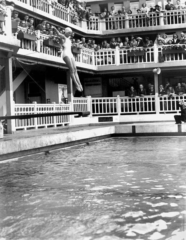 Heat in Paris : Swimmers at Molitor Swimming Pool July 11, 1955  Rue des Archives
