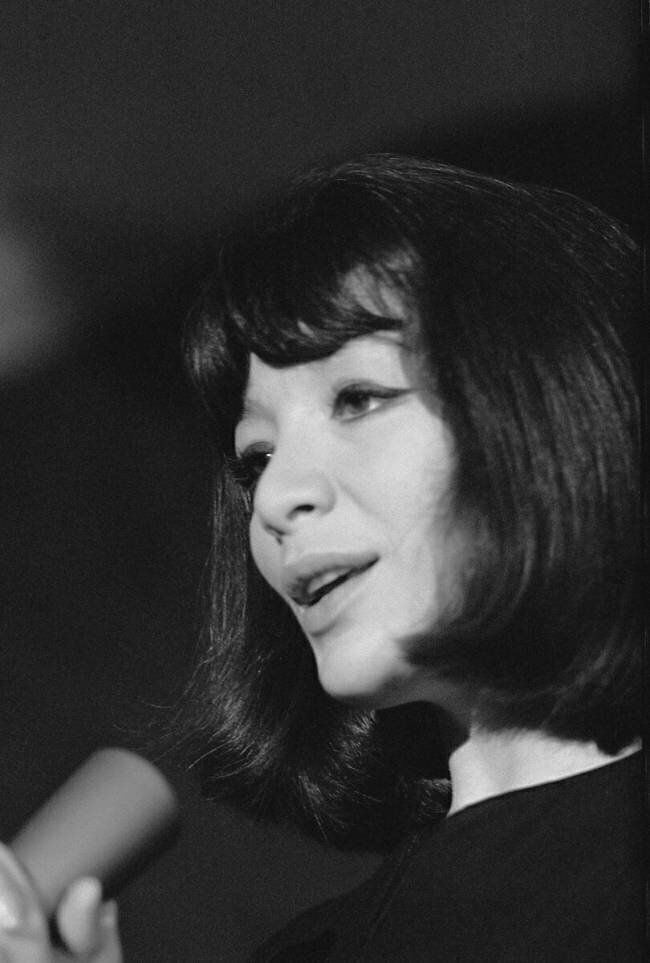 Juliette Greco sings Orlando Suero