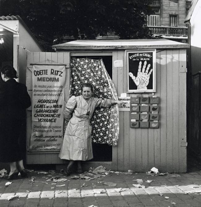 La diseuse de bonne aventure Odette Ritz  Paul Almasy