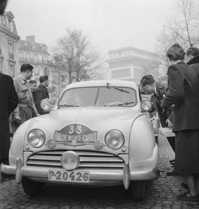 Monte Carlo Rally : pilots are controlled in Paris on January 25, 1951 : Mrs Molander - Koskull (Norway) with a Saab 92 car (b/w photo) Rue des Archives
