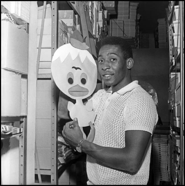 Pelé in a shop anonymous