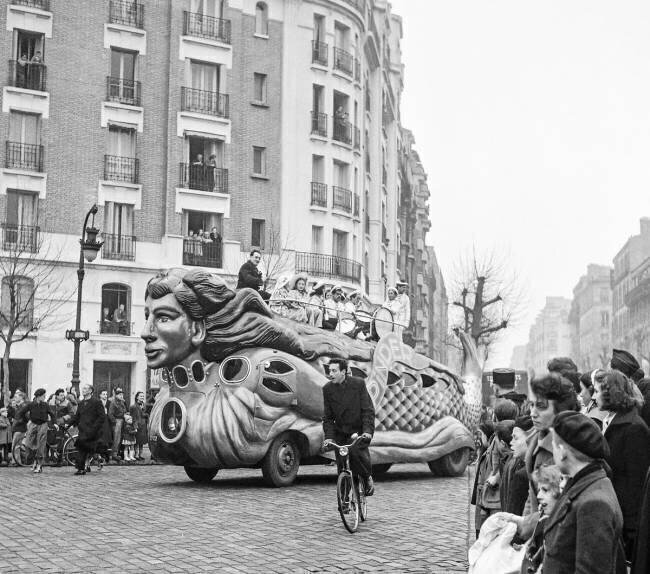Pinder circus arriving in the streets of Paris, March 30, 1951 (b/w photo) Rue des Archives