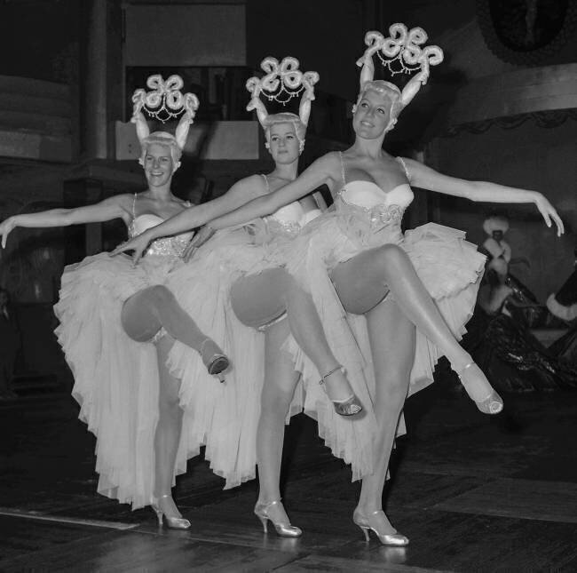 The Girls from the Lido before their departure for Las Vegas, Paris, September 19, 1960 (b/w photo) Rue des Archives