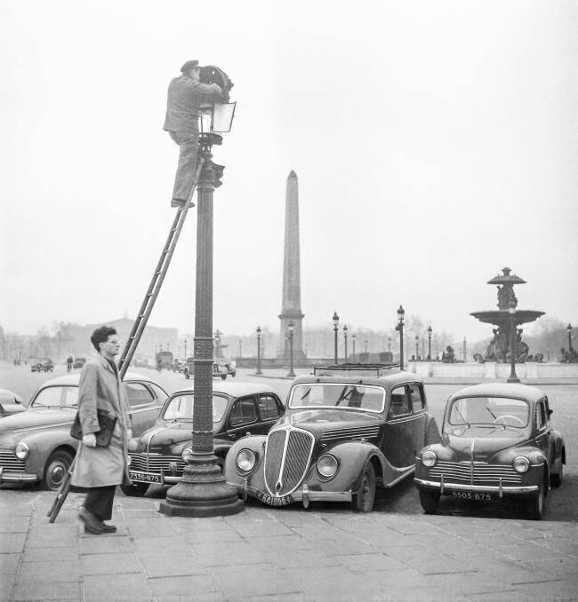 The Spring in Paris : cleaning of the street lamps on the Place de la Concorde, Paris, March 1951 (b/w photo) Rue des Archives