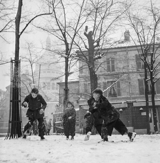 Winter : snow in Paris on December 27, 1950 (children playing with snow in Montmartre) (b/w photo) Rue des Archives