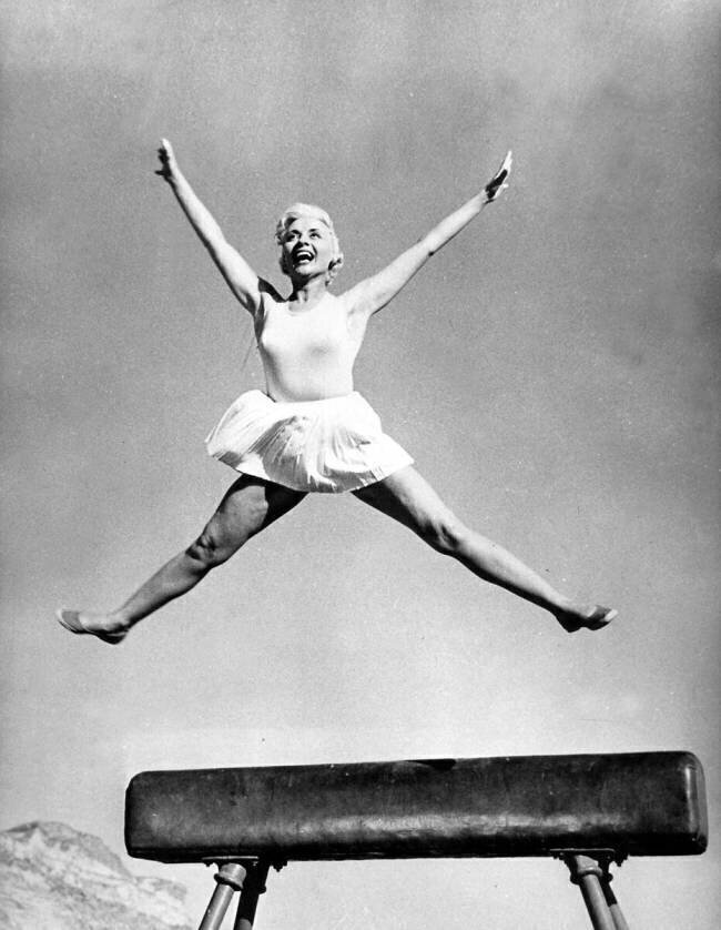 Annie Cordy fait un grand saut sur le plateau du film « Cigarettes, Whisky et P'tites Pépées » anonyme