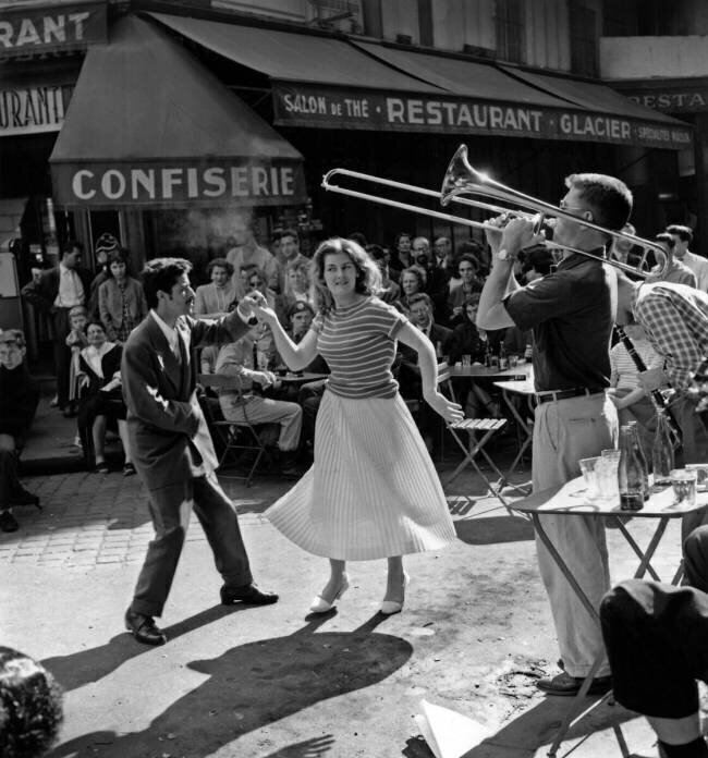 Bal de la fête nationale à Saint Germain Des Prés à Paris le 14 juillet Rue des Archives