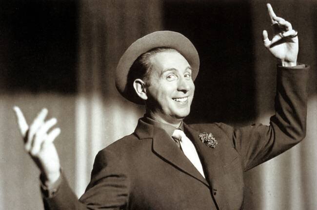 Boum sur Paris de Maurice de Canonge avec Charles Trenet 1954 Rue des Archives
