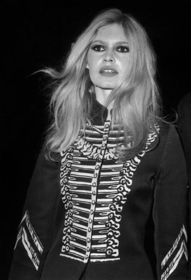 Brigitte Bardot arrivant au palais de l'Elysée  Rue des Archives