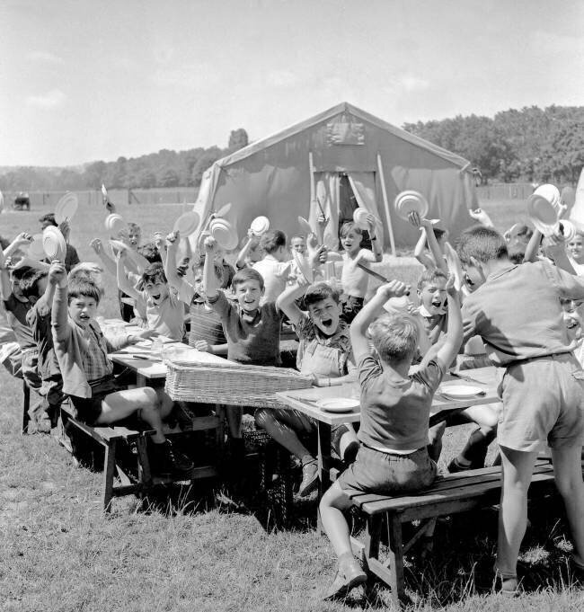 Camp de vacances en France 24 juillet 1956 Rue des Archives