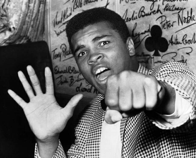 Cassius Clay arrive a Londres pour un match en 1963 Keystone
