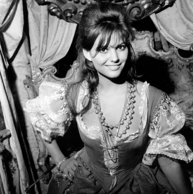 Claudia Cardinale sur le plateau du film "Cartouche", le 5 Octobre 1961  Rue des Archives