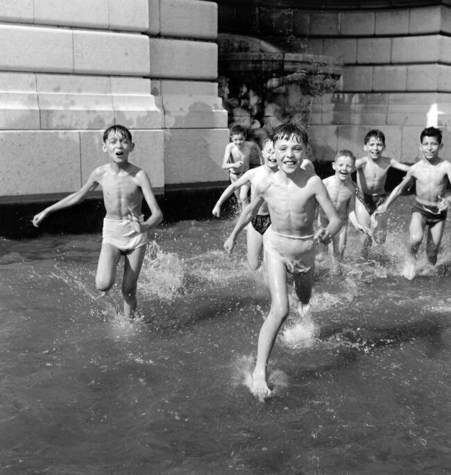 Enfants jouant dans le bassin d'eau près du Sacré-Cœur à Montmartre anonyme