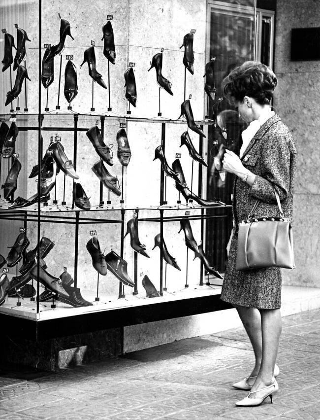 Femme devant une vitrine de chaussures Jean Ribière