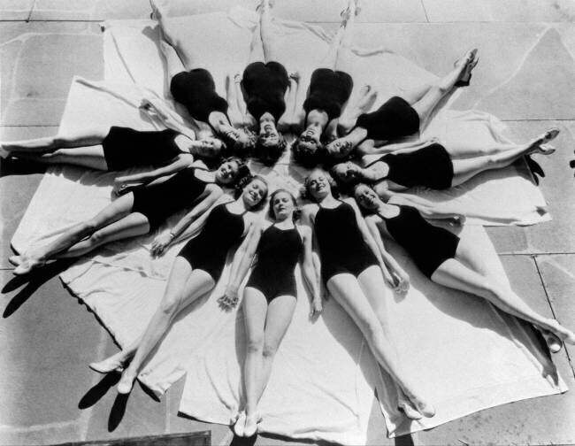 Femmes en maillot de bain formant une étoile vers 1925-1935 Keystone