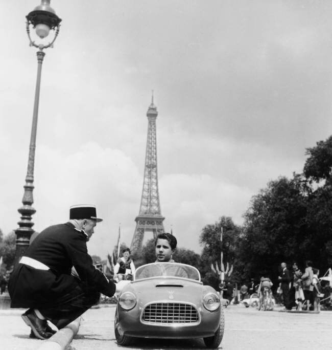 Finale de la course automobile à Paris Rue des Archives