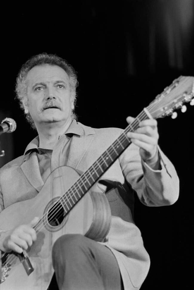 Georges Brassens sur la scène de Bobino, à Paris le 20 janvier 1972 Keystone