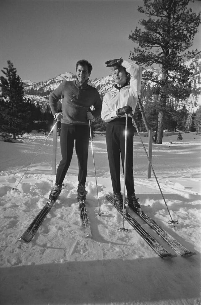 Janet Leigh et Tony Curtis sur des skis aux Jeux olympiques d'hiver Orlando Suero