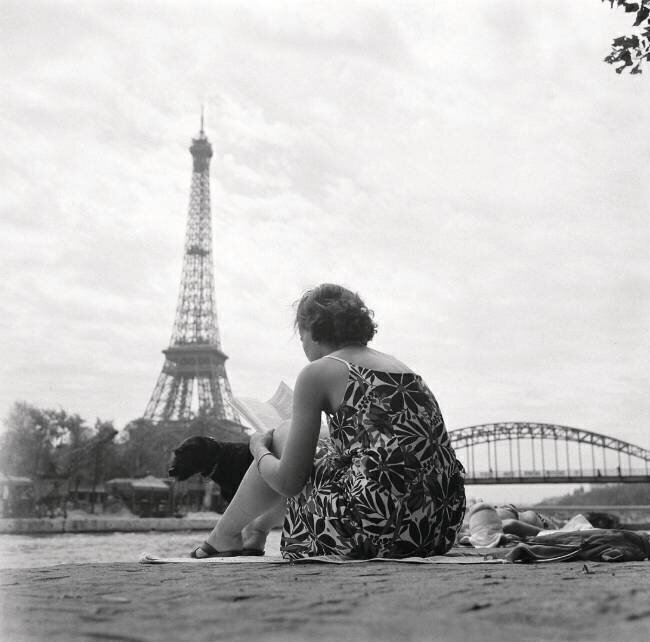 Jeune femme prenant le soleil sur les bords de seine à Paris en 1965 Keystone