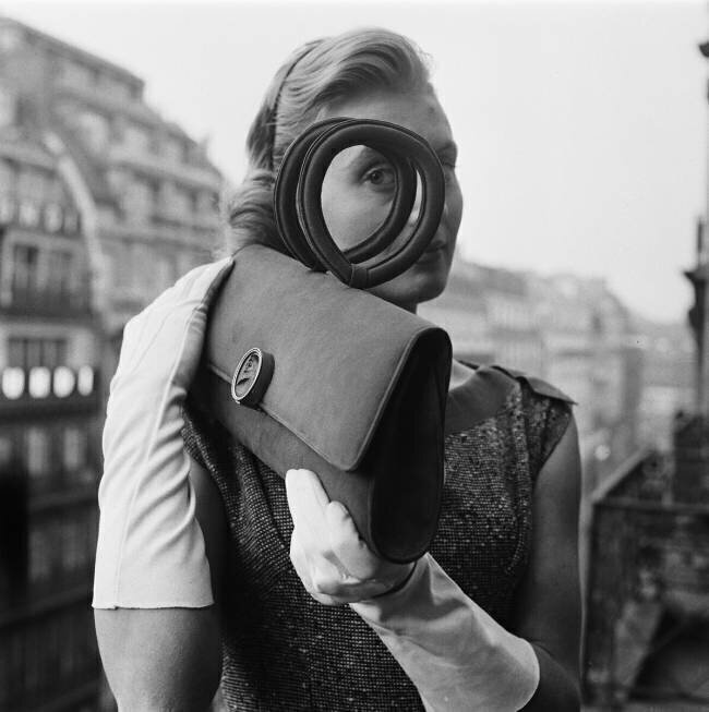 Jeune femme tenant un sac à main anonyme