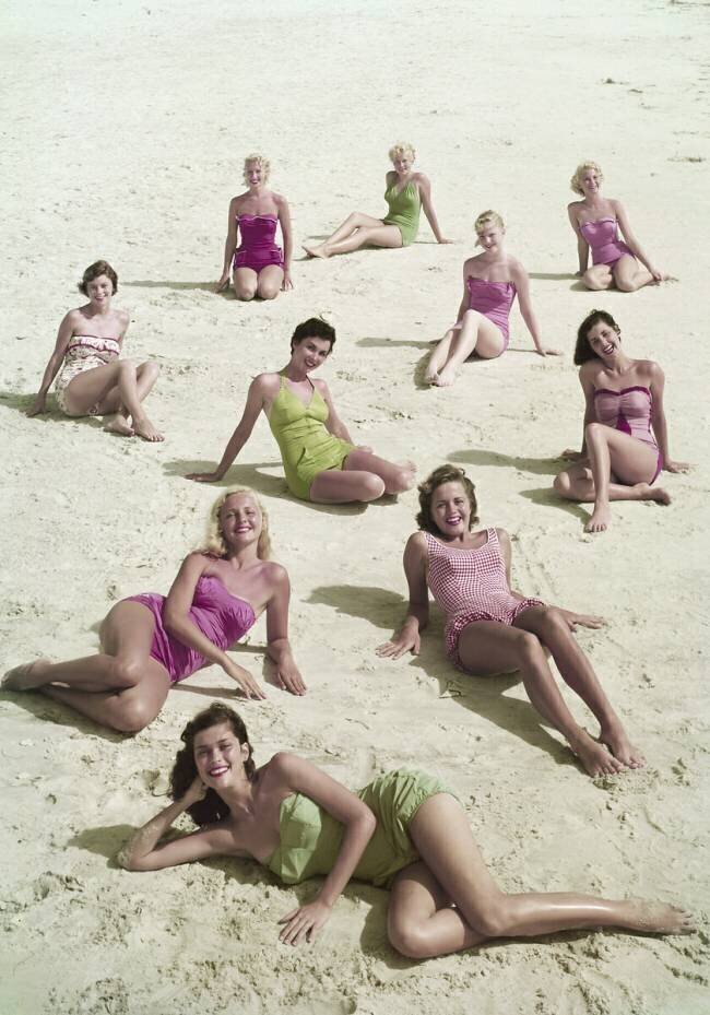 Jeunes femmes bronzant à la plage anonyme