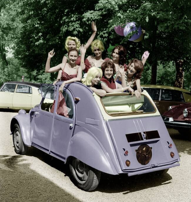 Jeunes femmes dans une voiture Citroën 2 Cv Rue des Archives