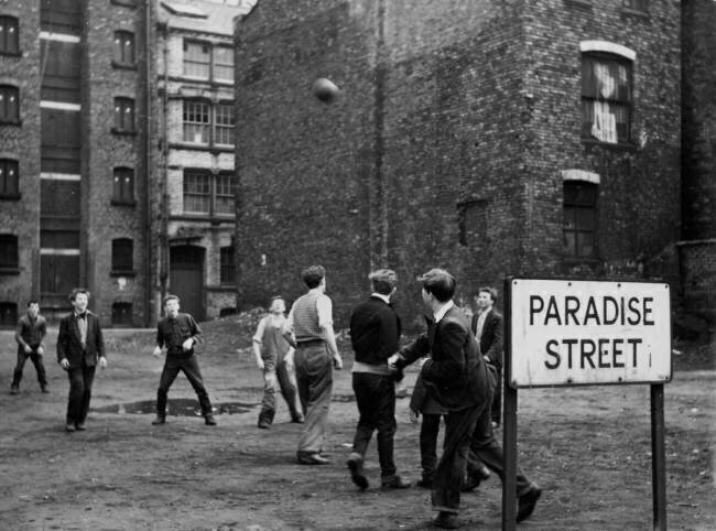 Jouer au football de rue sur Paradise Street anonyme