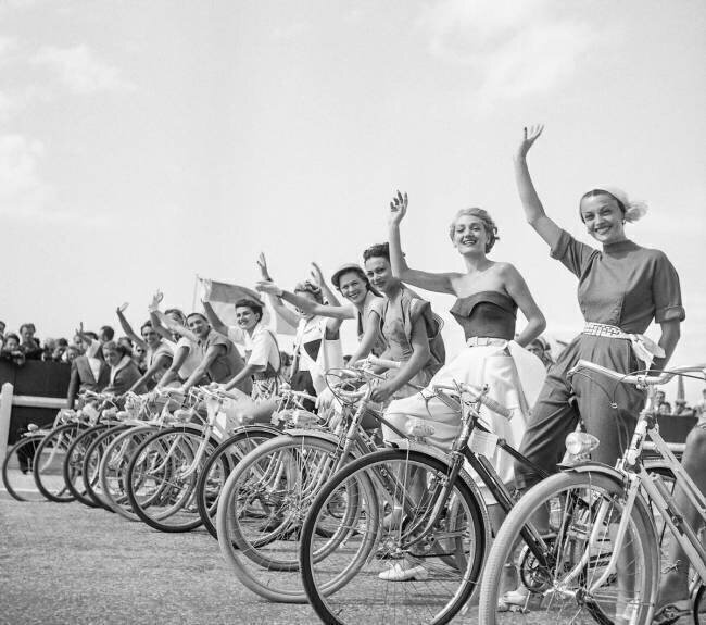 Journée sociale de la bicyclette à Deauville, France, 24 juillet 1950 Rue des Archives