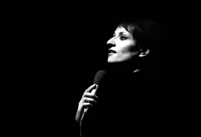 La chanteuse française Barbara en concert le 4 février 1969 Rue des Archives