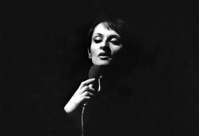 La chanteuse française Barbara lors d'un concert le 4 février Rue des Archives