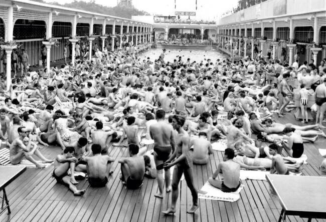 La foule à la piscine de Deligny Rue des Archives