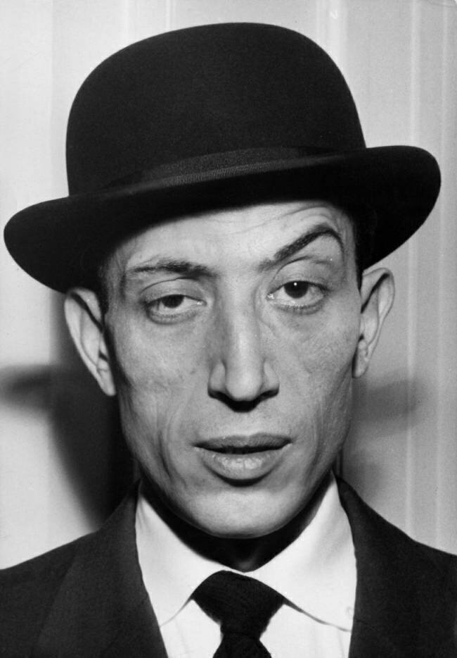 L'acteur français Philippe Clay essaye un chapeau melon Rue des Archives