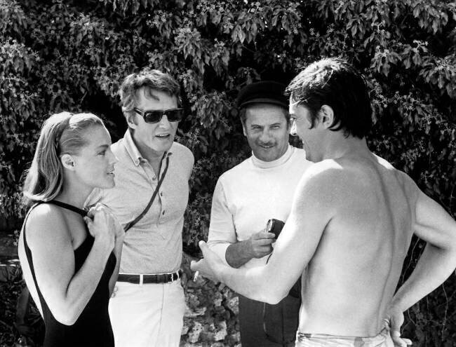 L'actrice Romy Schneider avec Harry Meyen, El Wallach et Alain Delon Rue des Archives