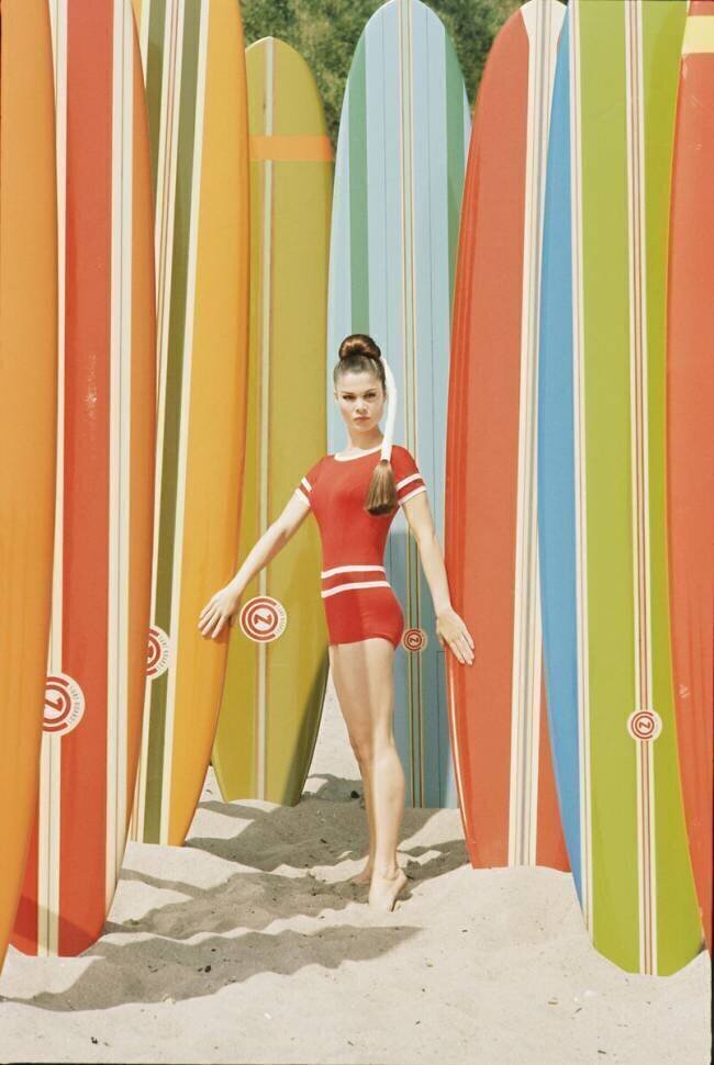 L'actrice Wende Wagner avec des planches de surf sur la plage de Malibu Orlando Suero