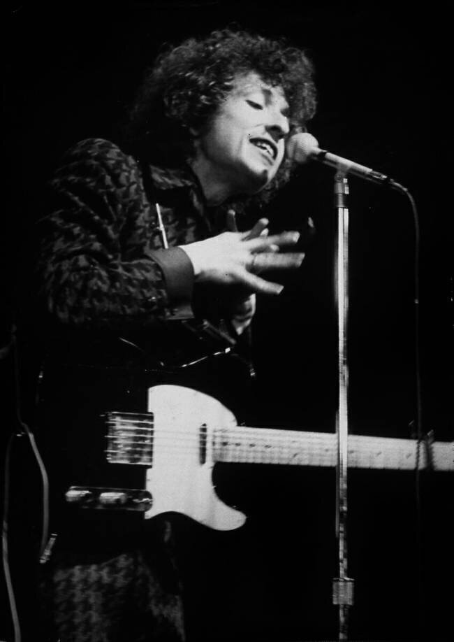 Le chanteur et compositeur américain Bob Dylan sur la scène lors d'un concert à l'Olympia. Rue des Archives
