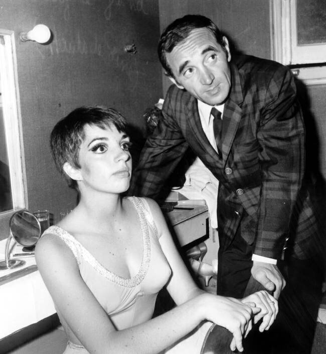 Le chanteur français Charles Aznavour félicite Liza Minnelli dans les coulisses de l'Olympia le 16 mai Rue des Archives