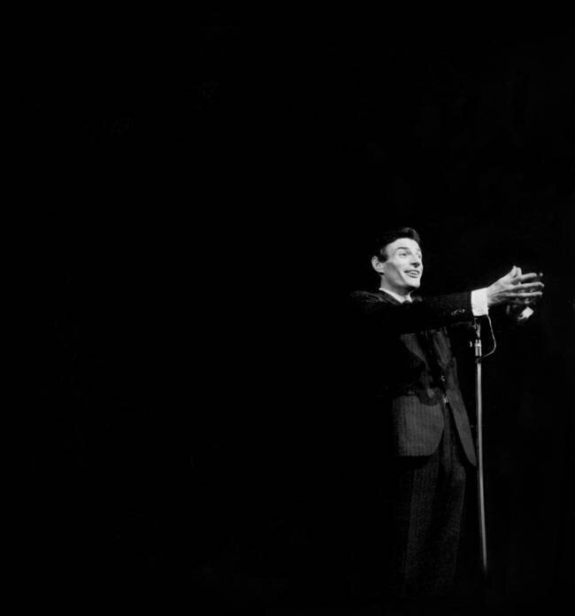 Le chanteur français Jean Ferrat Rue des Archives