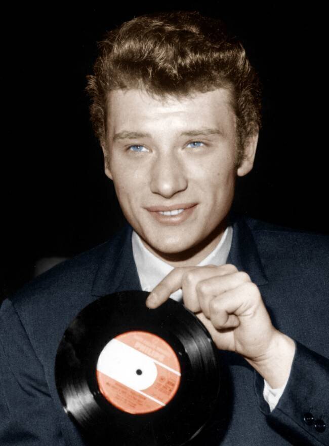 Le chanteur français Johnny Hallyday  Rue des Archives