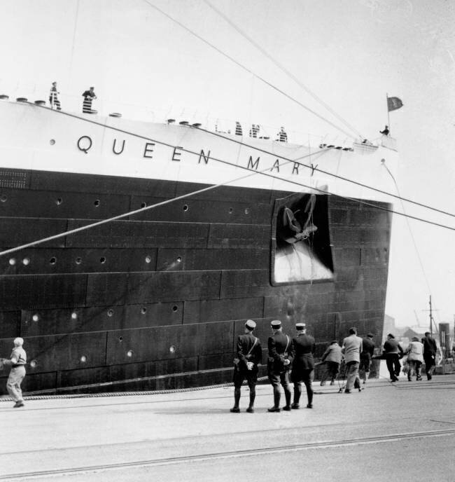 Le paquebot Queen Mary Rue des Archives