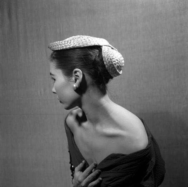 Les accessoires de mode Givenchy,13 février 1954 Rue des Archives
