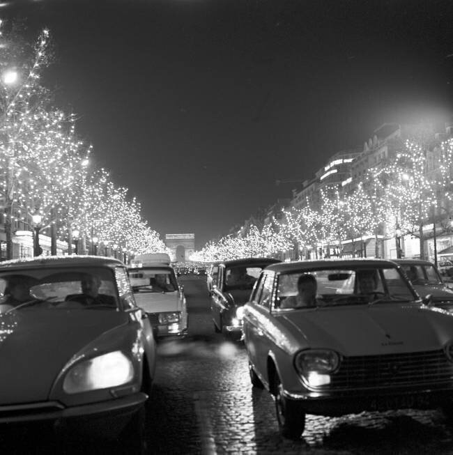 Les Champs-Élysées illuminés, novembre 1970 anonyme