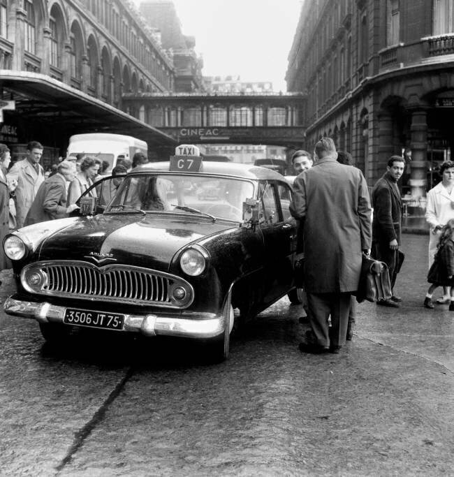 Les chauffeurs de taxi en grève à Paris Rue des Archives