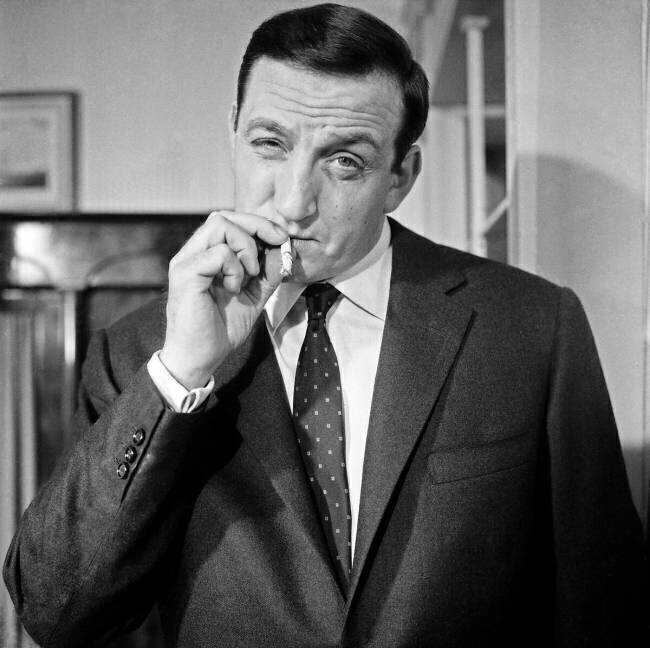 Lino Ventura sur le plateau du film 'Les Tontons flingueurs' en 1963 Rue des Archives