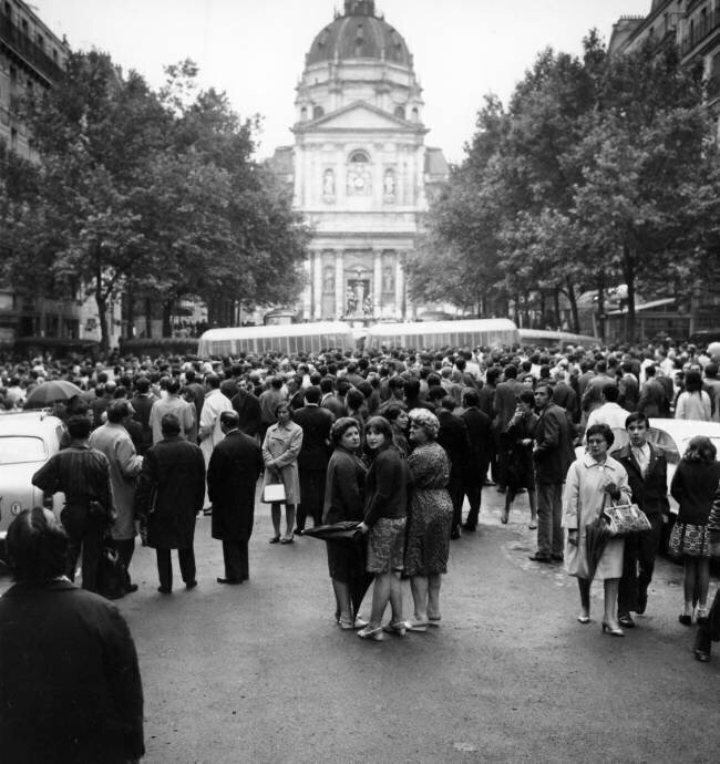 Mai 68 : Manifestateurs près de la Sorbonne Rue des Archives