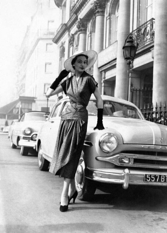 Mannequin devant une Ford Vedette Keystone